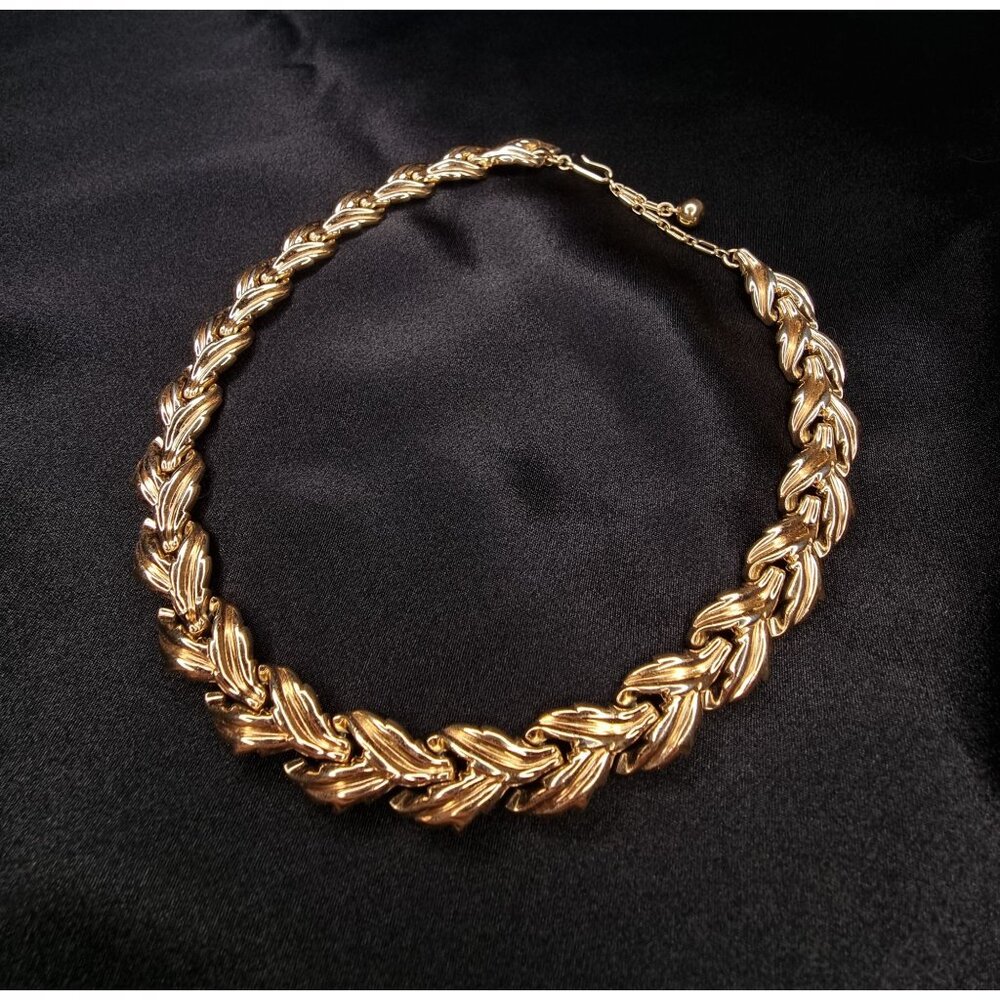 Vintage TRIFARI 1950s Gold-Tone Necklace With Textured Leaf Design